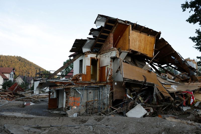 © Reuters. A destroyed building is seen days after an intensive flood in Stronie Slaskie, Poland, September 20, 2024. REUTERS/Kuba Stezycki