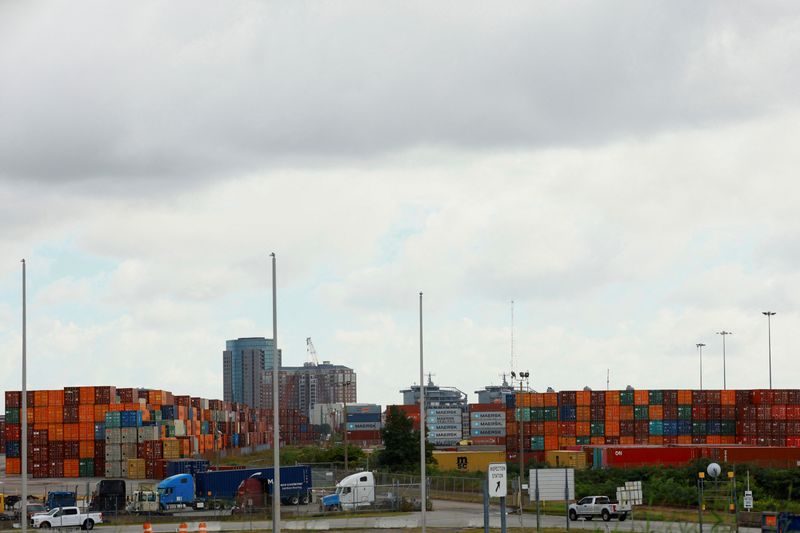 © Reuters. Containers are stacked at the Portsmouth Marine Terminal (PMT), as port workers from the International Longshoremen's Association (ILA) participate in a strike, in Portsmouth, Virginia, U.S., October 2, 2024. REUTERS/Jose Luis Gonzalez