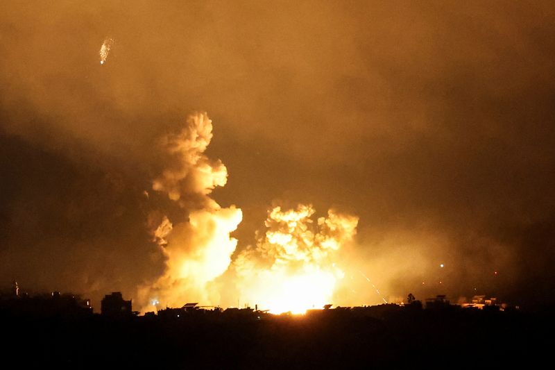 © Reuters. Smoke rises following an explosion over Beirut's southern suburbs after a strike, amid the ongoing hostilities between Hezbollah and Israeli forces, as seen from Sin El Fil, Lebanon, October 3, 2024. REUTERS/Amr Abdallah Dalsh