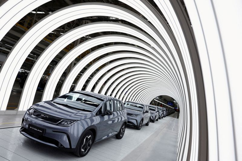 © Reuters. FILE PHOTO: EV cars are pictured inside BYD's first electric vehicle (EV) factory in Southeast Asia, in Rayong, Thailand, July 4, 2024. REUTERS/Chalinee Thirasupa//File Photo