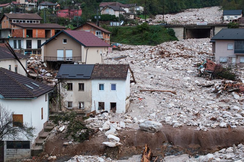 © Reuters. A drone view shows debris following a landslide in a flooded residential area in Donja Jablanica, Bosnia and Herzegovina, October 5, 2024.REUTERS/Marko Djurica