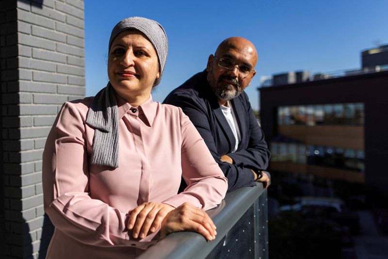 © Reuters. Reem Alyazouri and her husband, Ashraf Alyazouri, who escaped Gaza and reached Toronto, pose for a photograph in Toronto, Ontario, Canada, September 30, 2024. They remain anxious for her parents, who, like thousands of Palestinians, are stuck in Egypt awaiting delayed Canadian visas under a temporary residence program plagued by bureaucratic issues.  REUTERS/Carlos Osorio