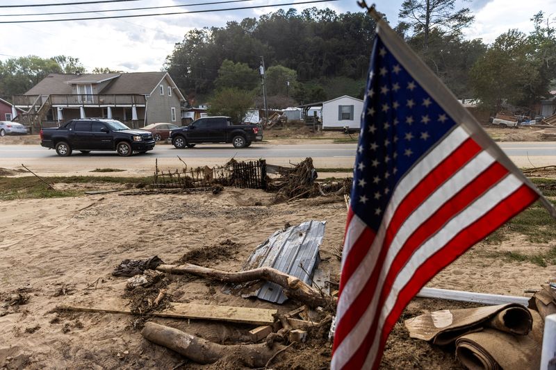 © Reuters. FILE PHOTO: Cars drive along a road affected by floods following the passing of Hurricane Helene in Old Fort, North Carolina, U.S., October 4, 2024.  REUTERS/Eduardo Munoz/File Photo