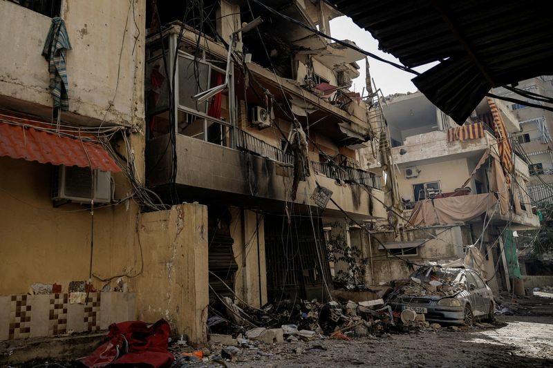 © Reuters. A damaged vehicle lies amidst the rubble in the aftermath of the Israeli strikes, amid ongoing hostilities between Hezbollah and Israeli forces, in the Chiyah area of Dahiyeh, Beirut, Lebanon October 5, 2024. REUTERS/Louisa Gouliamaki