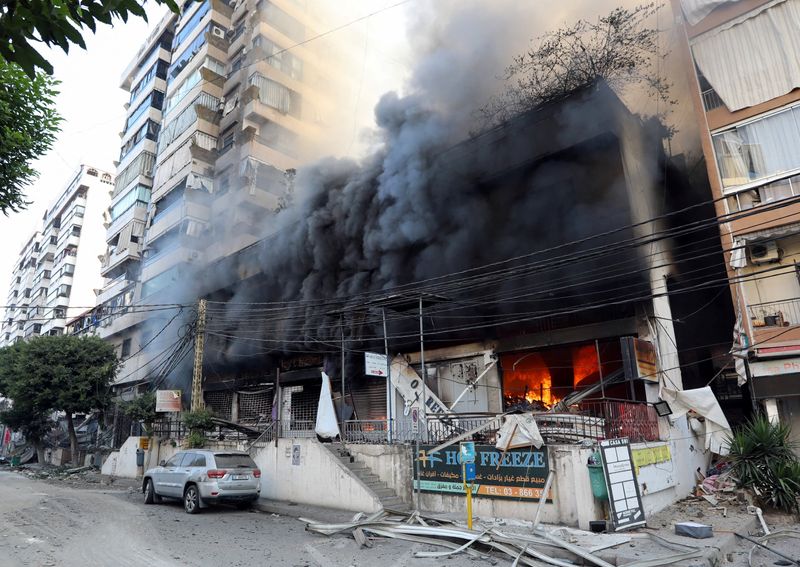 © Reuters. Smoke rises from shops, in the aftermath of Israeli strikes on Beirut's southern suburbs, amid the ongoing hostilities between Hezbollah and Israeli forces, Lebanon, October 6, 2024. REUTERS/Stringer