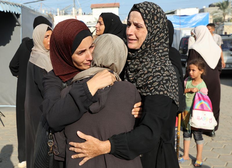 © Reuters. Women mourn Palestinians killed in Israeli strikes, amid the Israel-Hamas conflict, at Al-Aqsa Martyrs Hospital in Deir Al-Balah in the central Gaza Strip, October 6, 2024. REUTERS/Ramadan Abed