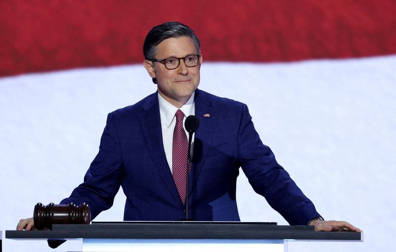 © Reuters. FILE PHOTO: House Speaker Mike Johnson holds the gavel on Day 1 of the Republican National Convention (RNC) at the Fiserv Forum in Milwaukee, Wisconsin, U.S., July 15, 2024. REUTERS/Mike Segar/File Photo