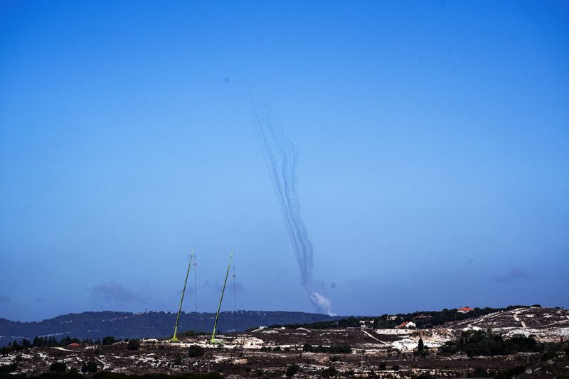 © Reuters. Rockets are launched from Lebanon towards Israel, amid cross-border hostilities between Hezbollah and Israel, as seen from northern Israel, October 8, 2024. REUTERS/Ayal Margolin