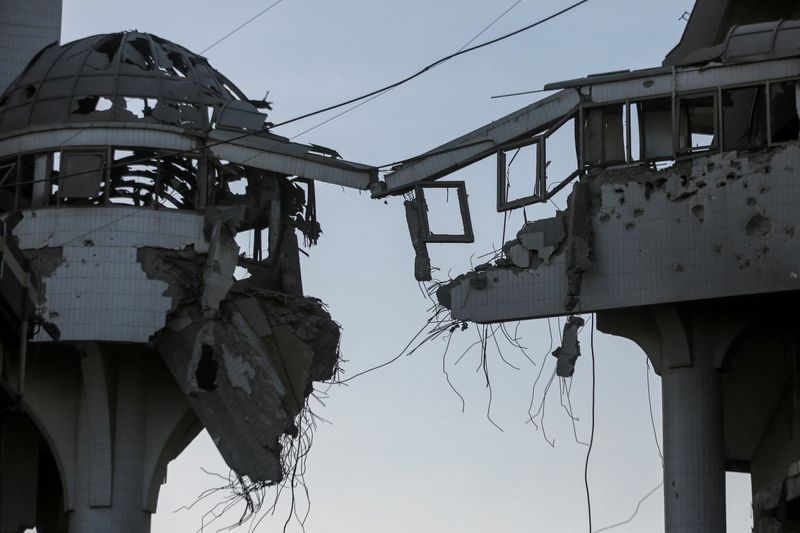 © Reuters. FILE PHOTO: A destroyed part of a building stands at Al Shifa Hospital after Israeli forces withdrew from the hospital and the area around it following a two-week operation, amid the ongoing conflict between Israel and Hamas, in Gaza City April 1, 2024. REUTERS/Dawoud Abu Alkas/File Photo