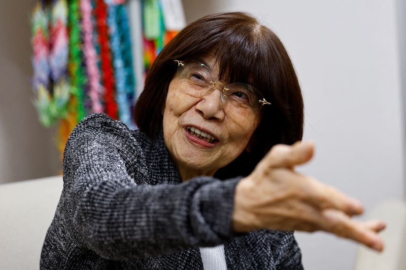 © Reuters. Teruko Yahata, who survived the 1945 atomic bombing of Hiroshima, gestures, as she speaks at an interview with Reuters on the following day of The Japan Confederation of A- and H-Bomb Sufferers Organizations (Nihon Hidankyo) winning the 2024 Nobel Peace Prize, in Hiroshima, Japan, October 12, 2024.  REUTERS/Kim Kyung-Hoon