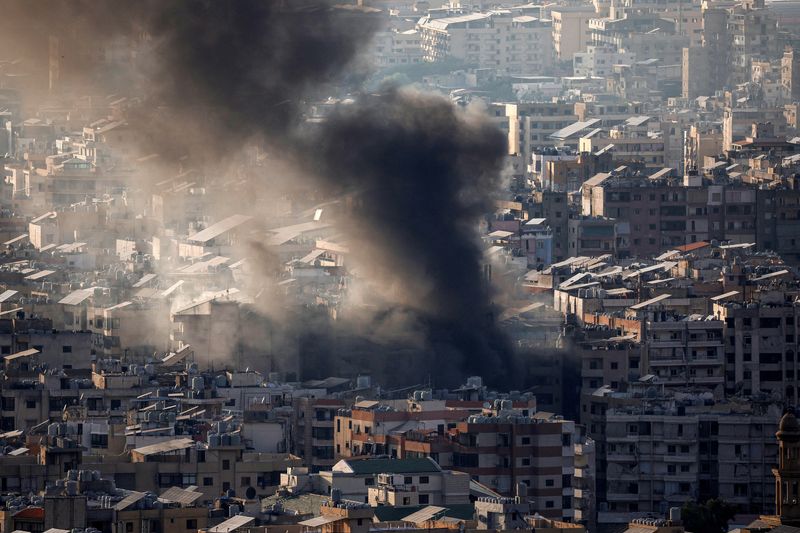 © Reuters. Thick smoke rises over Beirut's southern suburbs from a generator that caught fire, according to residents, as seen from Baabda, Beirut, Lebanon, October 12, 2024. REUTERS/Louisa Gouliamaki 