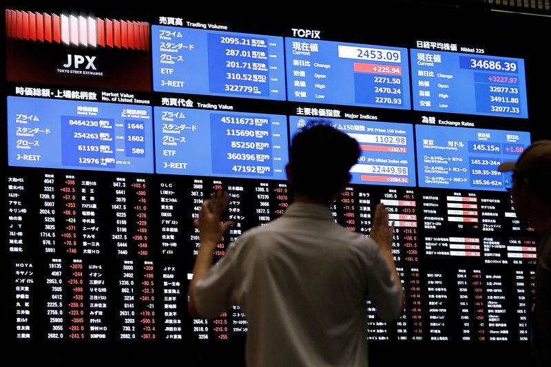 © Reuters. Media members observe the stock quotation board at the Tokyo Stock Exchange in Tokyo, Japan, August 6, 2024. REUTERS/Willy Kurniawan/ File Photo