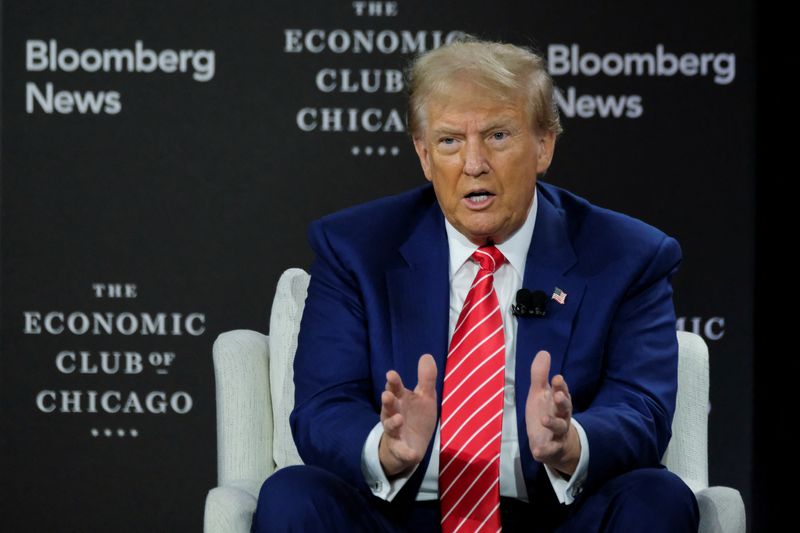 © Reuters. Republican presidential nominee and former U.S. President Donald Trump speaks as he is interviewed by Bloomberg Editor-in-Chief John Micklethwait at the Economic Club of Chicago in Chicago, Illinois, U.S. October 15, 2024.  REUTERS/Joel Angel Juarez