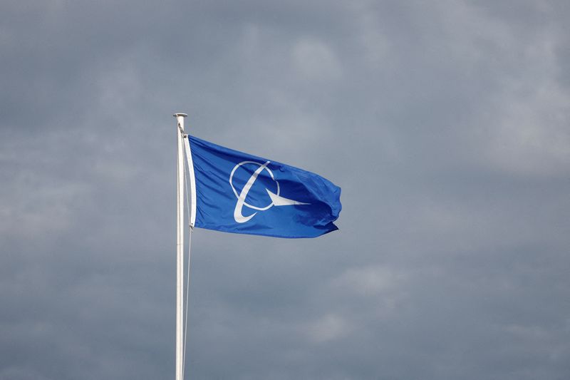 © Reuters. FILE PHOTO: The Boeing logo is pictured on a flag at the 54th International Paris Air Show at Le Bourget Airport near Paris, France, June 20, 2023. REUTERS/Benoit Tessier/File Photo