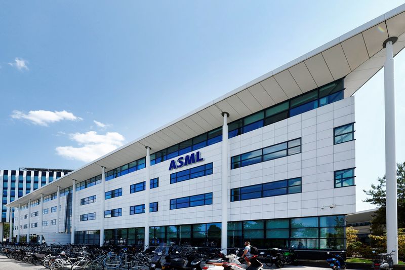 © Reuters. FILE PHOTO: ASML building is seen near the headquarters in Veldhoven, Netherlands June 16, 2023. REUTERS/Piroschka van de Wouw/File Photo