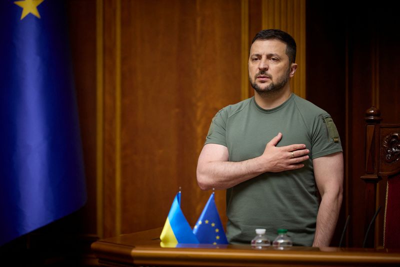 © Reuters. Ukraine's President Volodymyr Zelenskiy sings a national anthem during a session of the Ukrainian parliament dedicated the Constitution Day, amid Russia's attack on Ukraine, in Kyiv, Ukraine June 28, 2023. Ukrainian Presidential Press Service/Handout via REUTERS/File Photo