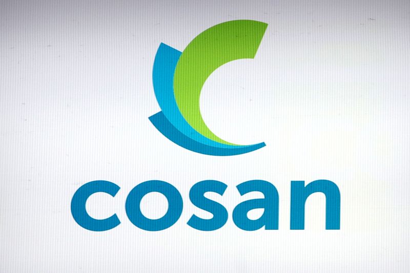 © Reuters. FILE PHOTO: The company logo for Cosan is displayed on a screen on the floor of Brazil's B3 Stock Exchange in Sao Paulo,  Brazil, July 25, 2019. Picture taken July 25, 2019. REUTERS/Amanda Perobelli/File Photo