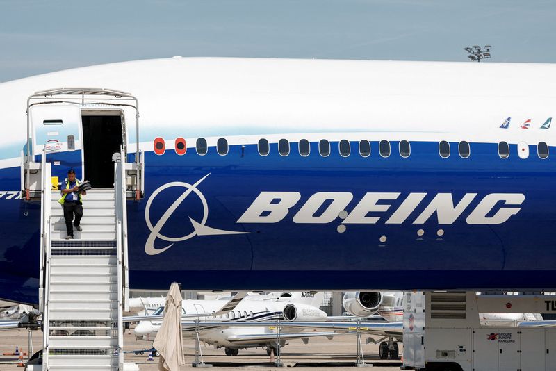 © Reuters. A Boeing logo is seen on a 777-9 aircraft on display during the 54th International Paris Airshow at Le Bourget Airport near Paris, France, June 18, 2023. REUTERS/Benoit Tessier/File Photo