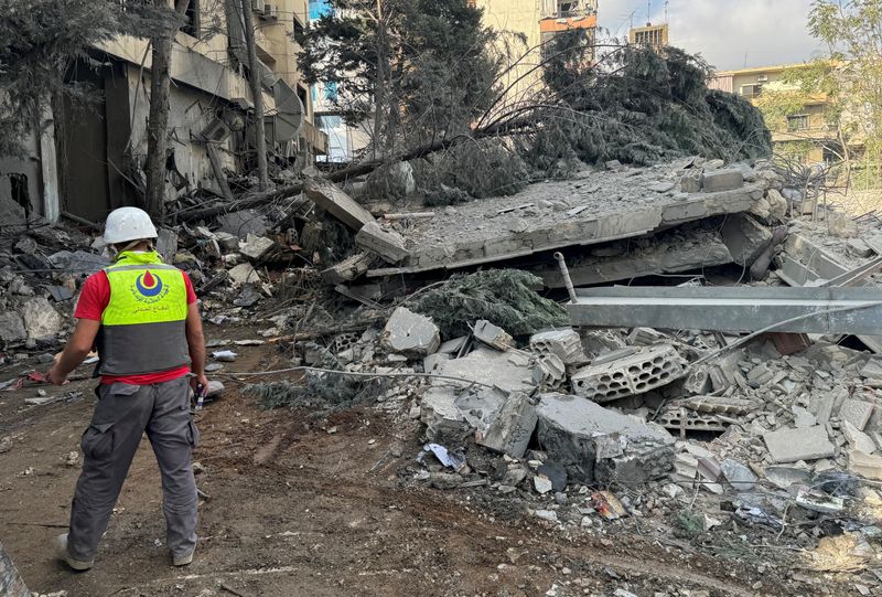 © Reuters. A civil defence member of the Islamic Health Authority walks at a site damaged in an Israeli strike in Nabatieh, amid the ongoing hostilities between Hezbollah and Israeli forces, southern Lebanon October 16, 2024. REUTERS/Ali Hankir