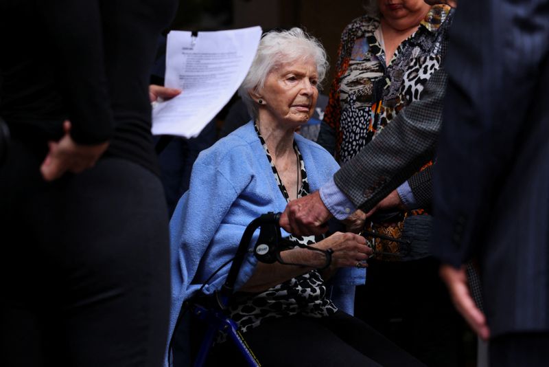 © Reuters. Joan Andersen VanderMolen, sister of Kitty Menendez, looks on as family members of Erik and Lyle Menendez, the Beverly Hills brothers convicted of killing their parents, hold a press conference at the Clara Shortridge Foltz Criminal Justice Center in Los Angeles, California, U.S., October 16, 2024.  REUTERS/Mike Blake