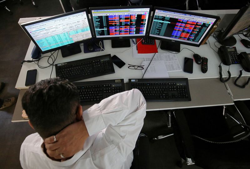 © Reuters. FILE PHOTO: A broker reacts while trading at his computer terminal at a stock brokerage firm in Mumbai, India, December 11, 2018. REUTERS/Francis Mascarenhas/File Photo