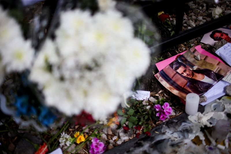 © Reuters. Tributes are left outside the hotel where Liam Payne, former One Direction band member, was found dead after he fell from a third-floor hotel room balcony, in Buenos Aires, Argentina, October 17, 2024. REUTERS/Agustin Marcarian