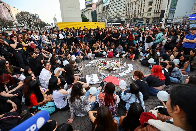 © Reuters. One Direction fans gather at the Obelisk to pay tribute to Liam Payne, in Buenos Aires, Argentina, October 17, 2024. REUTERS/Agustin Marcarian