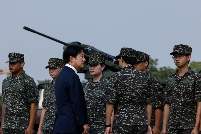 © Reuters. Taiwanese President Lai Ching-te visits a military base in response to recent Chinese military drills, in Taoyuan, Taiwan October 18, 2024. REUTERS/Tyrone Siu