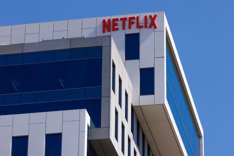 © Reuters. FILE PHOTO: The Netflix logo is shown on one of their Hollywood buildings in Los Angeles, California, U.S., July 12, 2023. REUTERS/Mike Blake/File photo