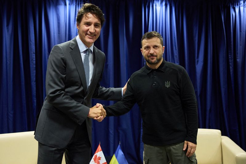 © Reuters. Ukraine's President Volodymyr Zelenskiy and Canadian Prime Minister Justin Trudeau shake hands before their meeting during the United Nations General Assembly summit in New York City, U.S., September 24, 2024. Ukrainian Presidential Press Service/Handout via REUTERS/File Photo