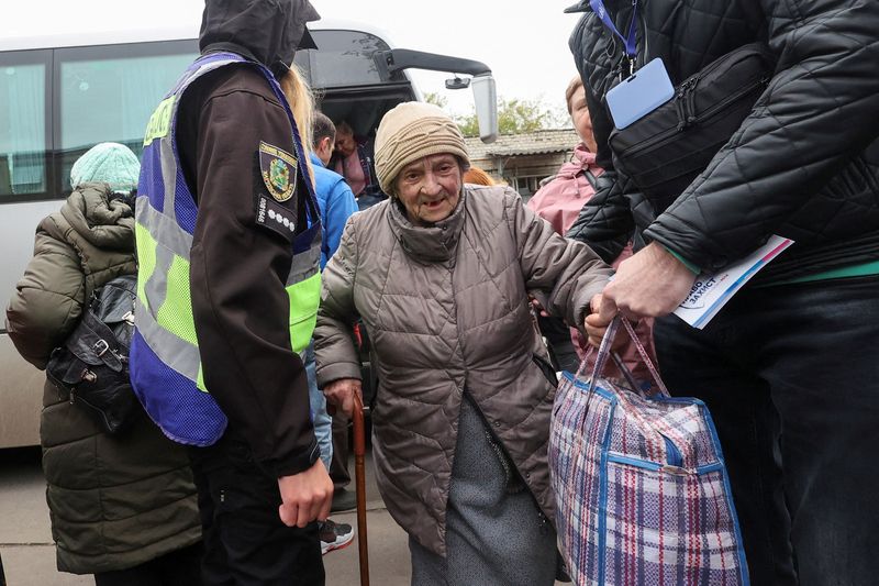 © Reuters. Kupiansk residents, who fled due to Russian military strikes, arrive to an evacuation centre, amid Russia's attack on Ukraine, in Kharkiv, Ukraine October 17, 2024.  REUTERS/Vyacheslav Madiyevskyy