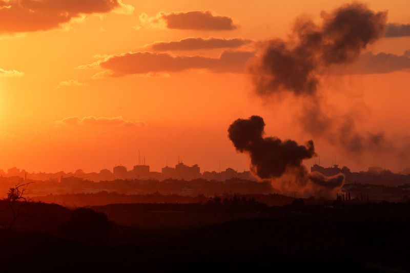 © Reuters. A view shows smoke in the Gaza Strip as seen from Israel's border with the Gaza Strip, in southern Israel October 18, 2023. REUTERS/Amir Cohen