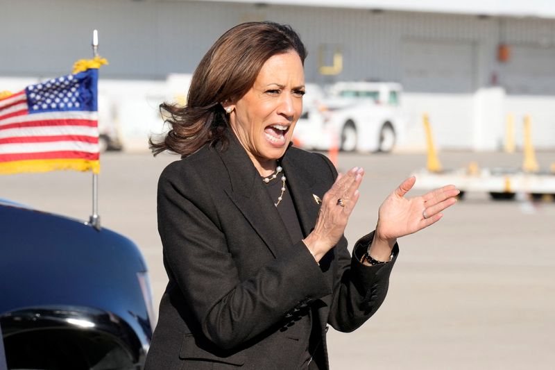 © Reuters. Democratic presidential nominee Vice President Kamala Harris walks to Air Force Two as she departs from Gerald R. Ford International Airport in Grand Rapids, Mich., Friday, Oct. 18, 2024, en route to Lansing, Mich. Jacquelyn Martin/Pool via REUTERS