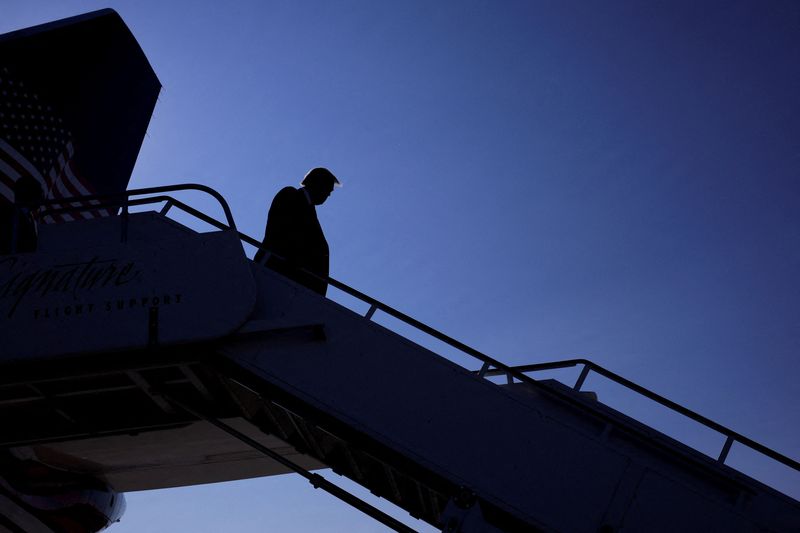 © Reuters. Republican presidential nominee and former U.S. President Donald Trump disembarks 