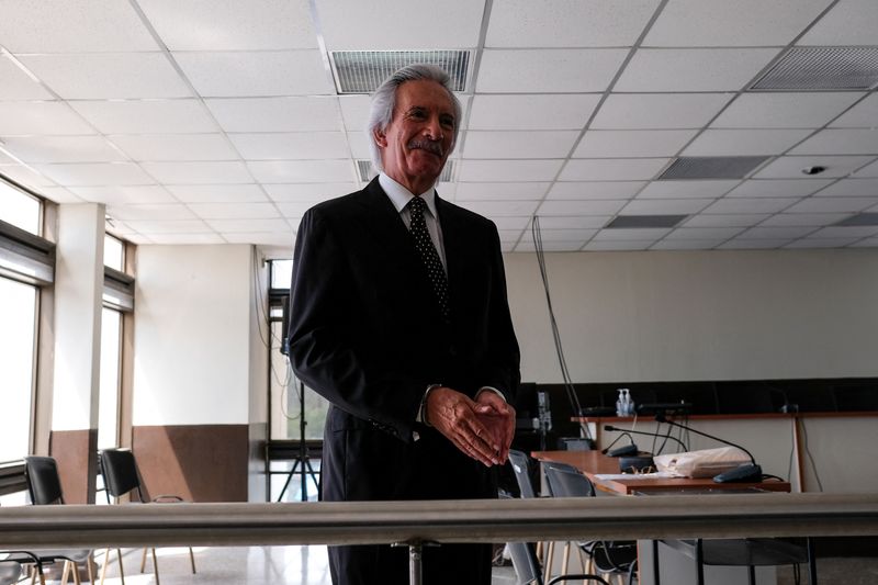 © Reuters. Imprisoned journalist Jose Ruben Zamora Marroquin, founder and president of the newspaper El Periodico, waits for the start of a court hearing in Guatemala City, Guatemala October 18, 2024. REUTERS/Josue Decavele