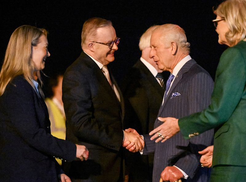 © Reuters. King Charles III and Queen Camilla greeted by The Prime Minister of Australia, The Honourable Anthony Albanese MP and his partner Ms Jodie Haydon while arriving at Sydney Airport, Australia - 18 Oct 2024.    Victoria Jones/Pool via REUTERS