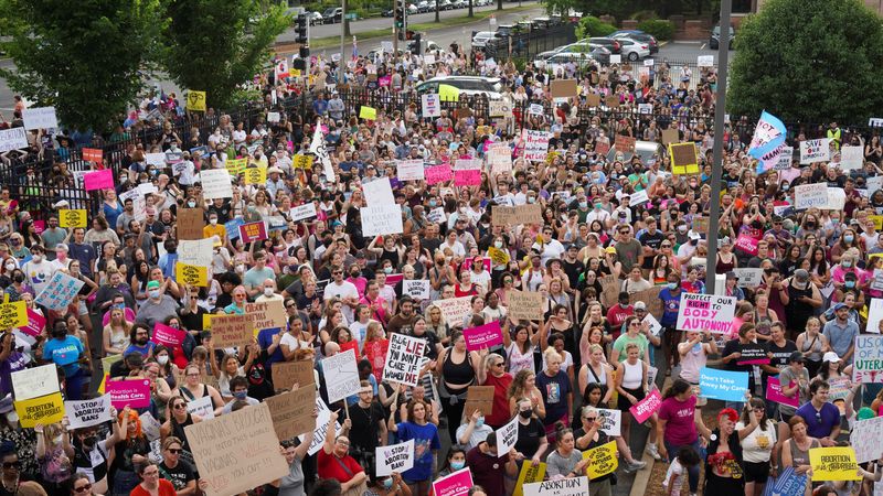 © Reuters. FILE PHOTO: Demonstrators gather in front of Planned Parenthood after the United States Supreme Court ruled in the Dobbs v. Jackson Women's Health Organization Abortion case, overturning the landmark Roe v Wade abortion decision, in St. Louis, Missouri, U.S. June 24, 2022.  REUTERS/Lawrence Bryant/File Photo