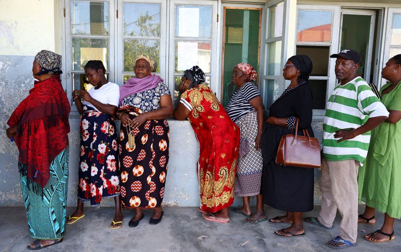 © Reuters. FILE PHOTO: Locals queue before casting their votes during the general elections in Inhambane, in southern Mozambique, October 9, 2024. REUTERS/Siphiwe Sibeko/File Photo