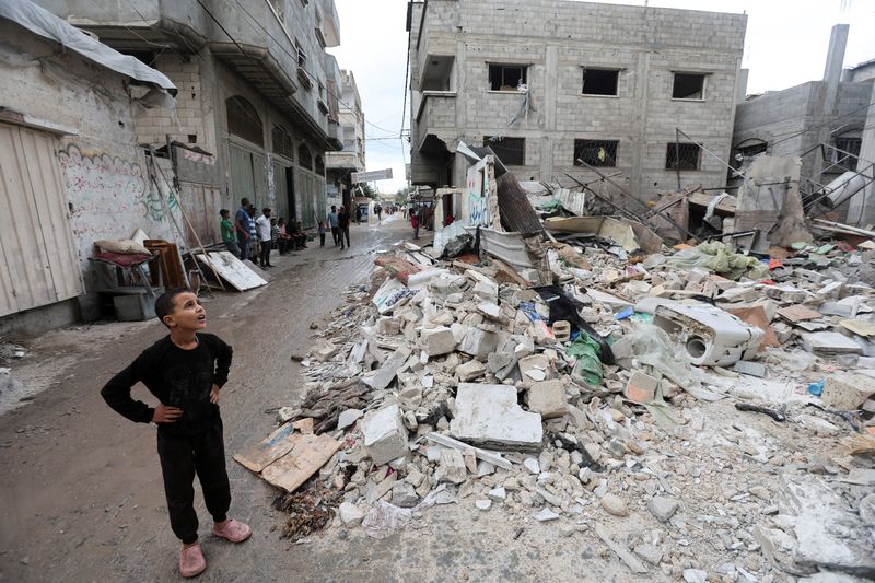 © Reuters. FILE PHOTO: A Palestinian boy looks on at the site of an Israeli strike on a house, amid the Israel-Hamas conflict, in Nuseirat in the central Gaza Strip, October 1, 2024. REUTERS/Ramadan Abed/File Photo