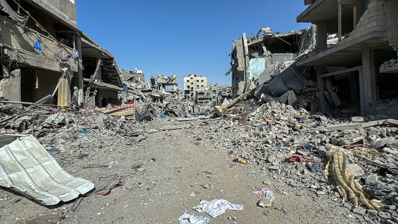 © Reuters. Palestinians view the damage after Israeli forces withdrew from the area around Kamal Adwan hospital, amid the ongoing Israel-Hamas conflict, in Jabalia, in the northern Gaza Strip October 26, 2024. REUTERS/Stringer/File Photo