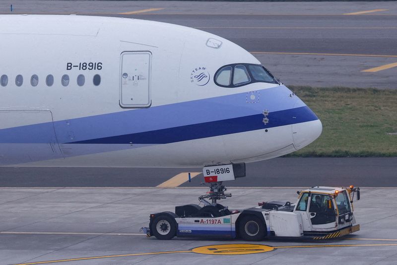 © Reuters. FILE PHOTO: A China Airlines flight is seen at Taiwan Taoyuan International Airport in Taoyuan, Taiwan April 12, 2023. REUTERS/Ann Wang/File Photo/File Photo