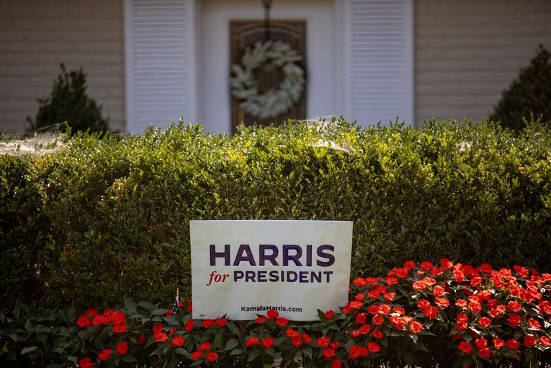 © Reuters. A lawn sign in support of U.S. Vice President and Democratic presidential nominee Kamala Harris in Beverly Hills, Michigan, U.S. September 5, 2024. REUTERS/Emily Elconin/File Photo