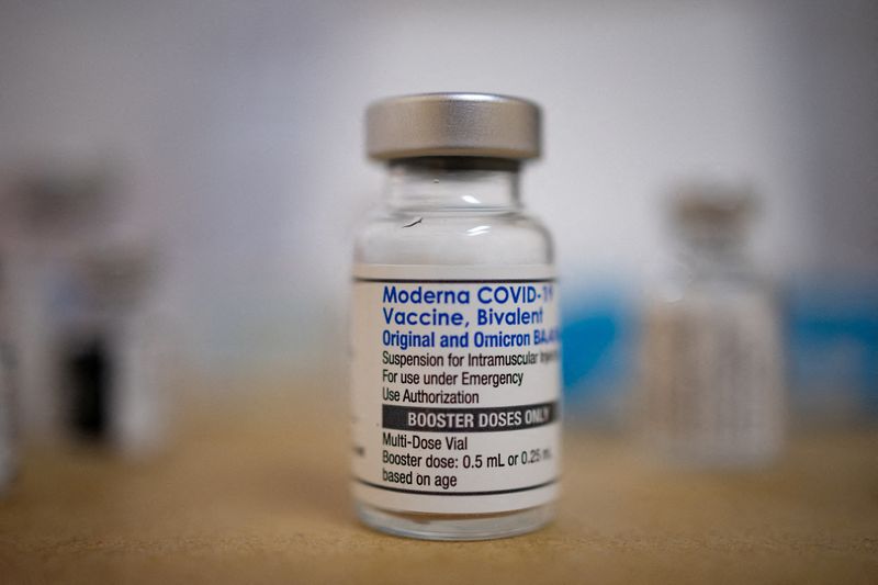 © Reuters. FILE PHOTO: A vial of the Moderna coronavirus disease (COVID-19) booster vaccine targeting BA.4 and BA.5 Omicron sub variants is pictured at Skippack Pharmacy in Schwenksville, Pennsylvania, U.S., September 8, 2022.  REUTERS/Hannah Beier/File Photo