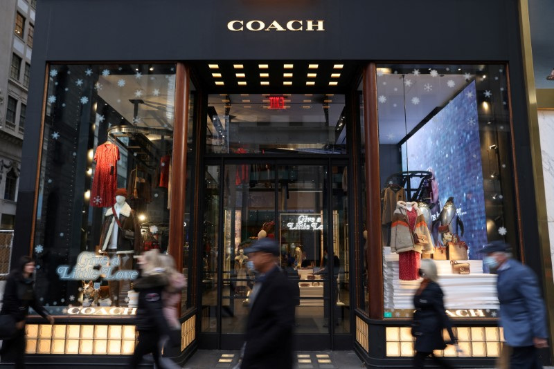 © Reuters. FILE PHOTO: A view of a Coach store, a brand owned by Tapestry, Inc., in Manhattan, New York, U.S., November 15, 2021. REUTERS/Andrew Kelly/File Photo