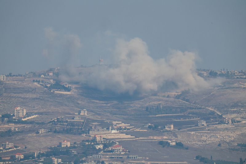 © Reuters. Smoke billows in Lebanon near the border with Israel, amid ongoing hostilities between Hezbollah and Israeli forces, as seen from northern Israel, November 7, 2024. REUTERS/Violeta Santos Moura