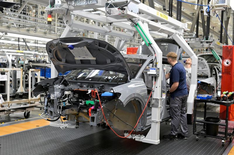 © Reuters. FILE PHOTO: A general view of a production line in a Volkswagen plant in Emden, Germany September 20, 2024. REUTERS/Fabian Bimmer/File Photo