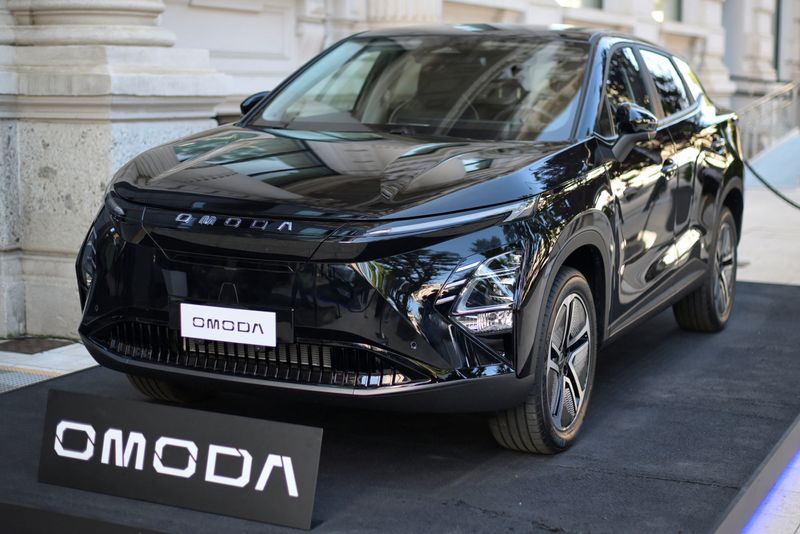 © Reuters. FILE PHOTO: Omoda 5 EV manufactured by Chinese automaker Chery is displayed during an event to launch Omoda and Jaecoo cars on the Italian market in Milan, Italy, July 4, 2024. REUTERS/Daniele Mascolo/File Photo