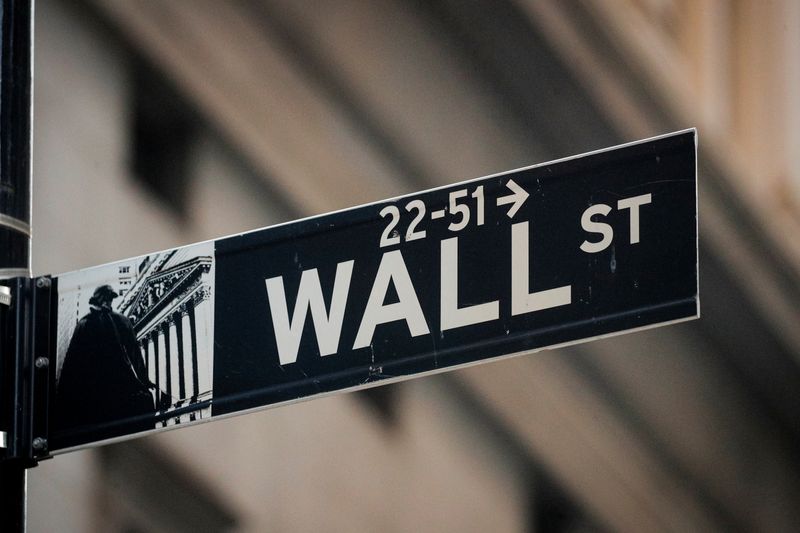 © Reuters. FILE PHOTO: A Wall St. sign is seen near the New York Stock Exchange (NYSE) in the financial district in New York, U.S., November 24, 2020. REUTERS/Brendan McDermid/File Photo