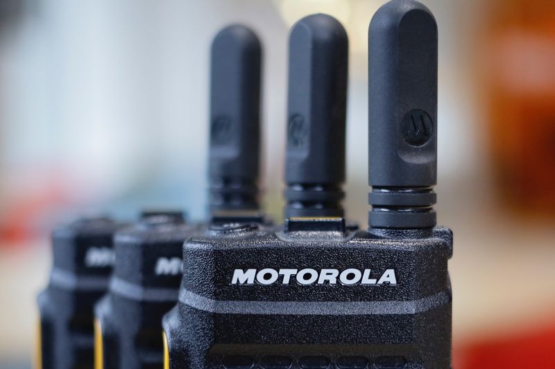 © Reuters. FILE PHOTO: Motorloa SL1600 two way radio walkie-talkies.      REUTERS/Kevin Coombs/File Photo