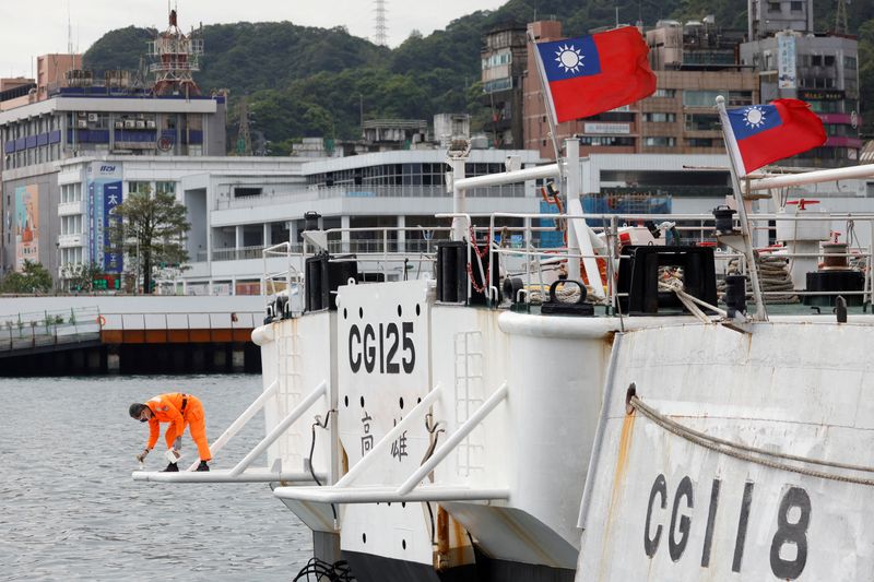 © Reuters. FILE PHOTO: A crew member works aboard a Taiwanese Coast Guard vessel ducked at the port in Keelung, Taiwan April 9, 2023. REUTERS/Carlos Garcia Rawlins/File Photo